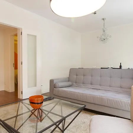 Joivy Stunning 3br Apt With Balcony, Nearby Saldanha Subway & Ist Apartment Lissabon