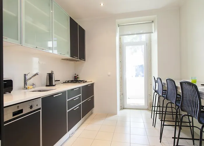Joivy Stunning 3br Apt With Balcony, Nearby Saldanha Subway & Ist Apartment